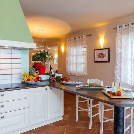 Vila Beautiful Salvea With Pool In Porec Montizana