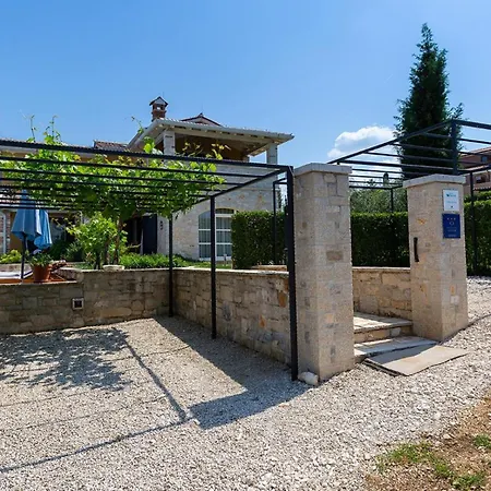 Vila Beautiful Salvea With Pool In Porec Montizana