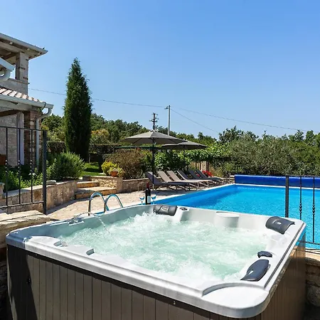 Beautiful Salvea With Pool In Porec