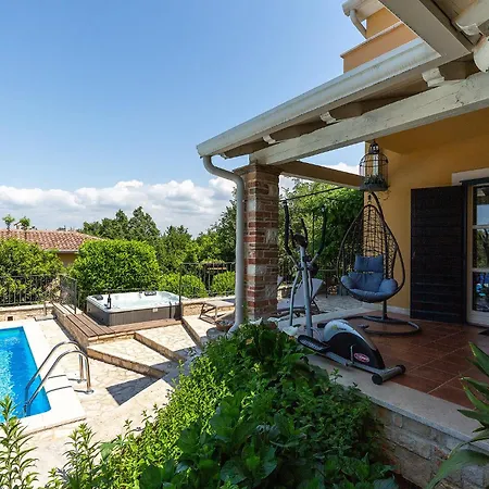 Beautiful Salvea With Pool In Porec